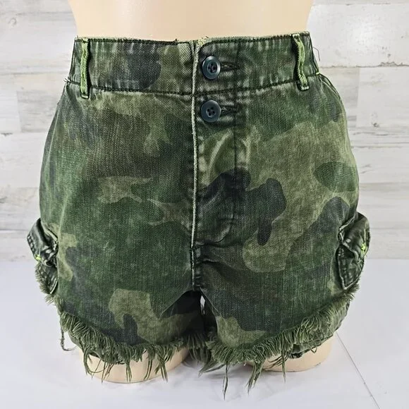FREE PEOPLE WE THE FREE COMMANDER CAMO CARGO Cut-Off Shorts WOMEN'S SIZE 6 *EUC*
